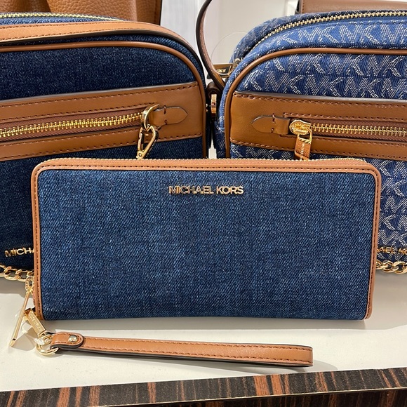 Michael Kors Jet Set Travel Large Travel CONTINENTAL 
Indigo - Picture 1 of 16